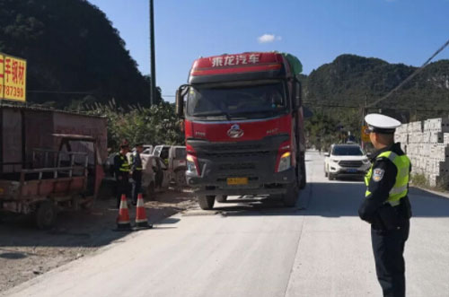 金城江區(qū)某大貨車過地磅稱重近90噸 超載187%